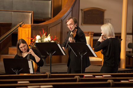 Amelia Borton (baroque cello), Rudolf Sternadel (baroque violin), Marie-Noelle Berthelet (baroque flute)