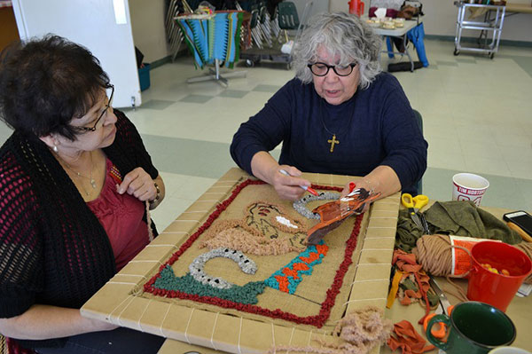 Margaret Harrison teaches a workshop on Métis rug hooking