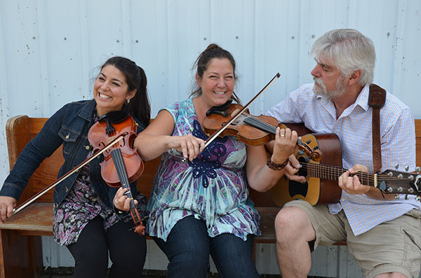 Fiddlers Shamma Sabir, Michele Amy and Gordan Stobbe