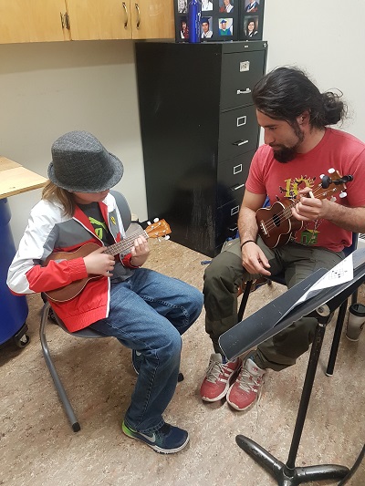 Felipe Gomez teaches a student how to play ukulele in a private lesson